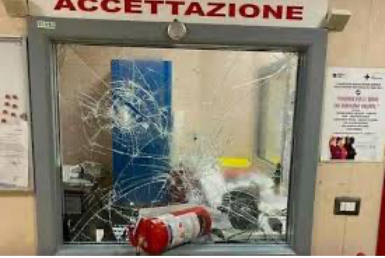 Inferno al pronto soccorso: uomo armato di estintore semina il terrore tra operatori e pazienti 1