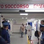 Terrore a Napoli: paziente psichiatrico stacca a morsi il dito a infermiere