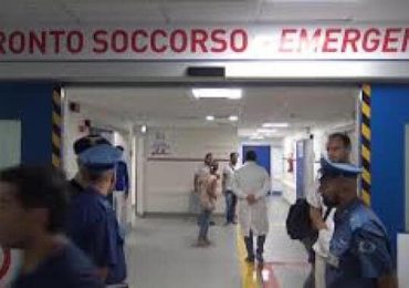 Terrore a Napoli: paziente psichiatrico stacca a morsi il dito a infermiere