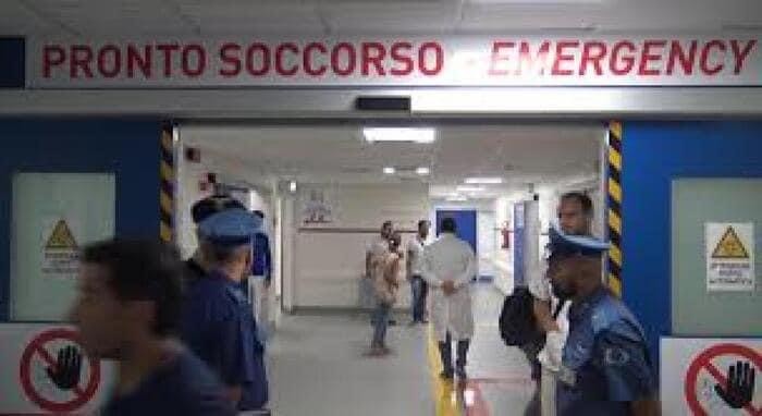 Terrore a Napoli: paziente psichiatrico stacca a morsi il dito a infermiere