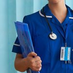 Bada a come parli: in Uk possibili sanzioni per gli infermieri che si rivolgono ai pazienti trans con i pronomi sbagliati