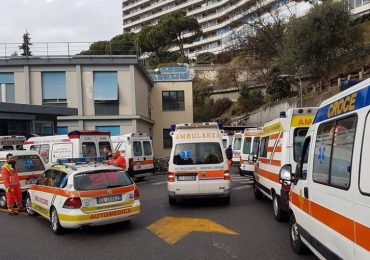Balzanelli (Sis 118): "Ambulanze in coda per ore davanti ai pronto soccorso e usate come posti letto temporanei. Il sistema è in tilt"