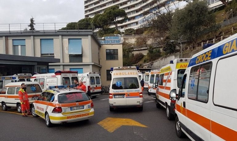 Balzanelli (Sis 118): "Ambulanze in coda per ore davanti ai pronto soccorso e usate come posti letto temporanei. Il sistema è in tilt"
