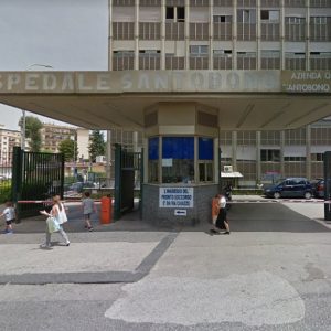 Bimbo di tre mesi ricoverato in gravi condizioni a Napoli: positivo alla cocaina e affetto da meningite. Nei guai i genitori