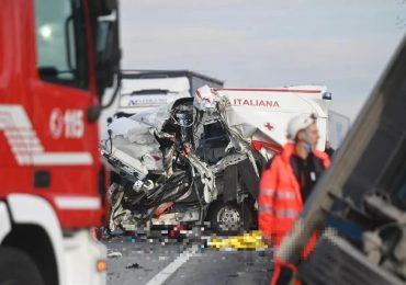 Incidente stradale a Pordenone tra ambulanza, camion e suv: morta la volontaria della CRI, il paziente trasportato e l'autista del camion 1