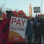 Nuovo sciopero dei giovani medici in Uk: il più lungo nella storia dell'Nhs