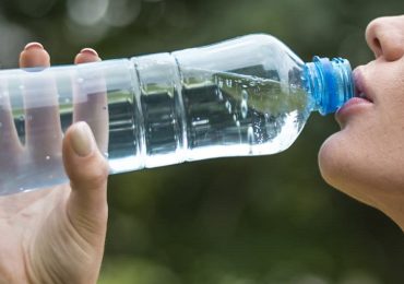 Occhio all'acqua in bottiglia: contiene nanoplastiche