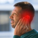 Orecchio tappato: cause e rimedi