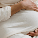 Scopre di essere incinta dopo aver iniziato il percorso per cambiare sesso. L'esperto: "Caso molto delicato"