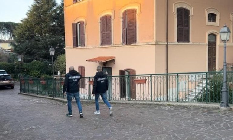 Anziani picchiati, legati e costretti ad assumere tranquillanti: orrore in una casa di cura a Marino (Roma)