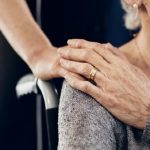 Caregiver familiare: ok alla qualifica di oss dal Decreto Anziani 2024