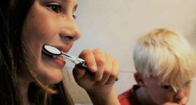 Genova, scuola elementare richiede certificato medico per lavarsi i denti a scuola: genitori infuriati