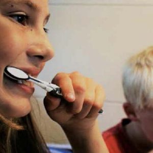 Genova, scuola elementare richiede certificato medico per lavarsi i denti a scuola: genitori infuriati