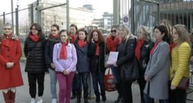 Lavoratrici dell'ospedale di Empoli spiate sotto la doccia: sit-in davanti al tribunale per l'inizio del processo