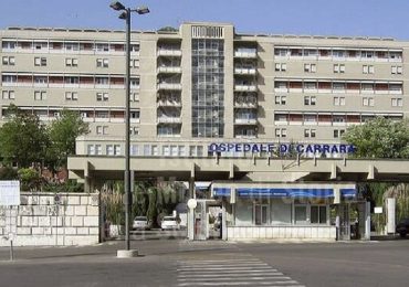 Pensionato trovato morto in una pozza di sangue al Monoblocco di Carrara: 9 indagati tra medici e infermieri