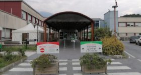 Soldi per far saltare le liste d'attesa a Esine (Brescia): altro medico indagato dopo l'arresto del primario di Oculistica