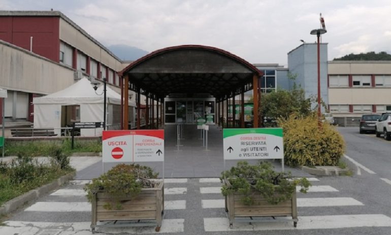 Soldi per far saltare le liste d'attesa a Esine (Brescia): altro medico indagato dopo l'arresto del primario di Oculistica