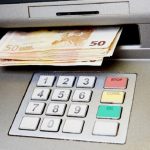 Sottraeva soldi dalla carta bancomat dell'assistito: oss denunciata nel Verbano