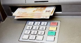 Sottraeva soldi dalla carta bancomat dell'assistito: oss denunciata nel Verbano
