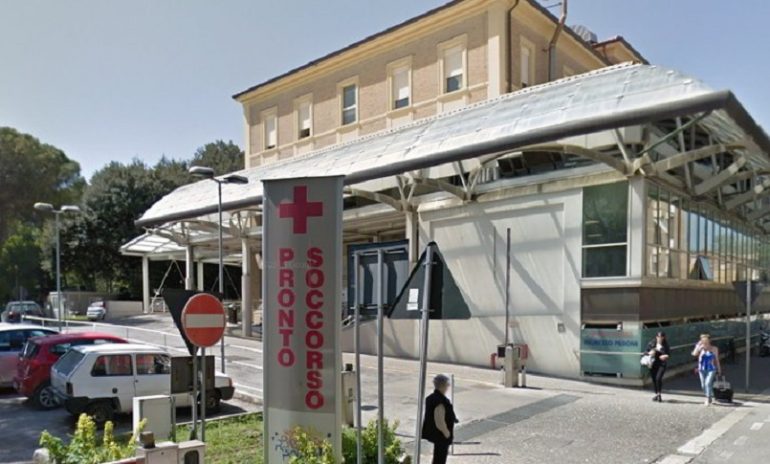Violenta aggressione al Pronto soccorso di Pesaro: infermiere chiede 70mila euro di risarcimento