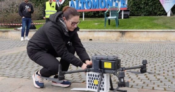 Drone con defibrillatore più veloce dell'ambulanza: minuti preziosi per salvare chi è colpito da arresto cardiaco. Il test in Calabria