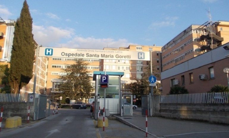 Latina, uomo in ospedale per forti dolori: ha un tubo di gel lubrificante nel retto e rifiuta l'intervento