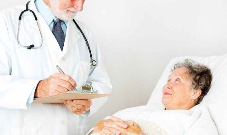 Medici, arrivano pensioni più altre per chi va in pensione dopo i 68 anni