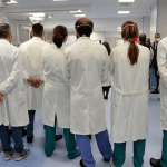 Studio Anaao Assomed: "Pletora medica in arrivo. Quasi 109mila camici bianchi in pensione entro il 2032, ma 141mila già in formazione"