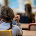 Bimba disabile lasciata sul water a scuola. La mamma: "Mi hanno chiamato per pulirla. E le viene negato il diritto a un oss"