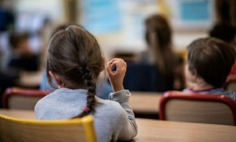 Bimba disabile lasciata sul water a scuola. La mamma: "Mi hanno chiamato per pulirla. E le viene negato il diritto a un oss"