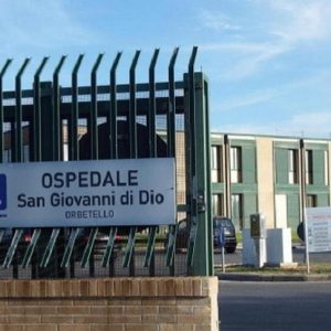 Carenza di infermieri all'ospedale di Orbetello (Grosseto), sindaco e assessore: "Sì all'impiego di personale in pensione per evitare tagli ai reparti"