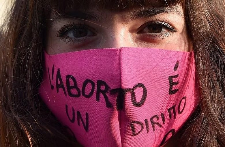 DL Pnrr, M5S: "Dalla maggioranza un nuovo attacco al diritto all'aborto"