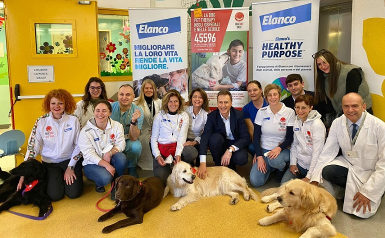 Elanco porta la Pet Therapy negli ospedali grazie a For A Smile ETS: riparte il progetto "Basta Una Zampa" nel reparto pediatrico dell'Asst Santi Paolo e Carlo di Milano 