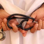 Finto medico esercita la professione per un anno con la complicità di tre veri dottori