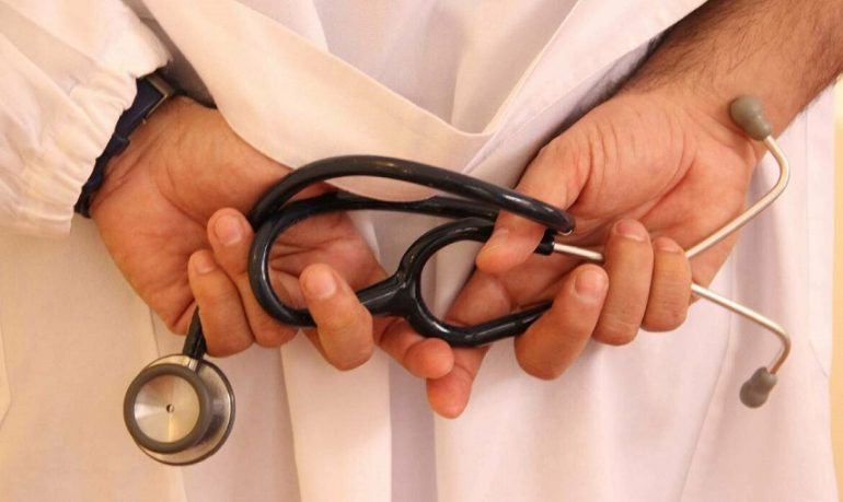 Finto medico esercita la professione per un anno con la complicità di tre veri dottori