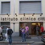 Follia alla clinica Città Studi di Milano: 22enne cerca di aggredire l'ex compagna e ferisce con un coltello tre persone (un paziente, un infermiere e un addetto alle pulizie)