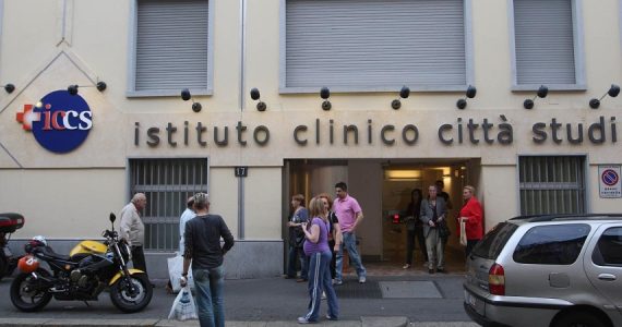 Follia alla clinica Città Studi di Milano: 22enne cerca di aggredire l'ex compagna e ferisce con un coltello tre persone (un paziente, un infermiere e un addetto alle pulizie)