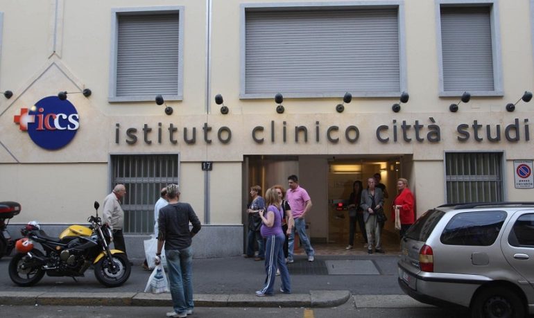 Follia alla clinica Città Studi di Milano: 22enne cerca di aggredire l'ex compagna e ferisce con un coltello tre persone (un paziente, un infermiere e un addetto alle pulizie)