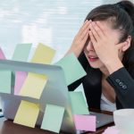 Lavorare troppo da giovani aumenta il rischio di depressione e cattiva salute a 50 anni