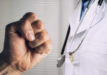 Mirandola (Modena), prescrive meno giorni di malattia rispetto a quelli chiesti dal paziente: medico di famiglia picchiato a sangue