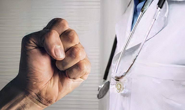 Mirandola (Modena), prescrive meno giorni di malattia rispetto a quelli chiesti dal paziente: medico di famiglia picchiato a sangue