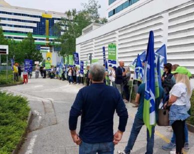 Trento, lavoratori delle Rsa manifestano con Fenalt: "Turni estenuanti per carenza di personale"