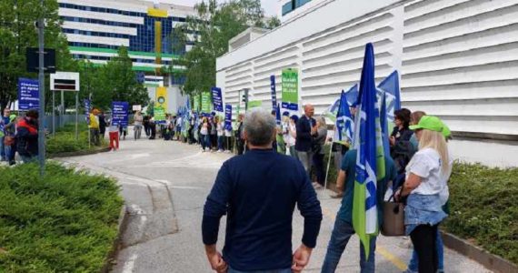 Trento, lavoratori delle Rsa manifestano con Fenalt: "Turni estenuanti per carenza di personale"