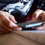 Niente smartphone a scuola: la salute mentale dei giovani ne beneficia. Lo studio norvegese