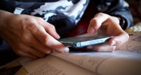 Niente smartphone a scuola: la salute mentale dei giovani ne beneficia. Lo studio norvegese