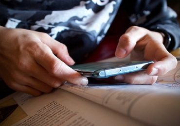 Niente smartphone a scuola: la salute mentale dei giovani ne beneficia. Lo studio norvegese