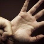 Avrebbe inflitto umiliazioni a due disabili: oss accusato di violenza privata nel Ferrarese