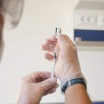 Infermiere fingeva di iniettare vaccini anti-Covid in cambio di denaro: condannato per danno erariale
