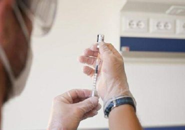 Infermiere fingeva di iniettare vaccini anti-Covid in cambio di denaro: condannato per danno erariale