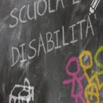 Manca l'infermiere per l'alunno disabile: insegnanti e compagni di classe imparano ad assisterlo